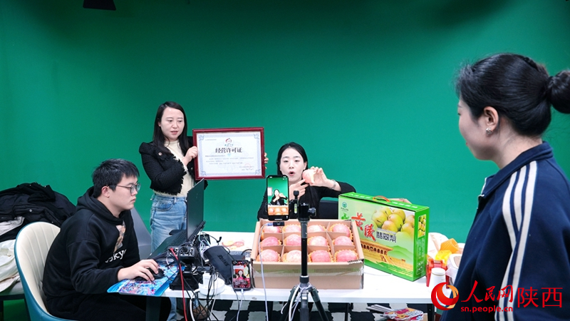 在黄陵秦创原轩辕科技创新中心的轩辕直播间，主播在介绍特色农产品。人民网记者 孙挺摄